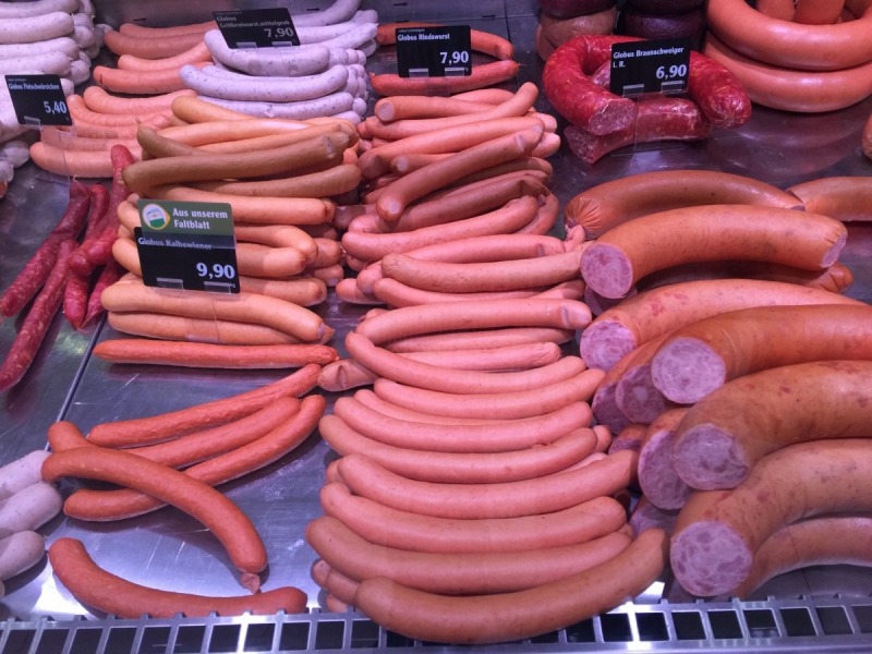 charcuterie-SIX FOURS LES PLAGES-min_sausages_meat_butchery-1069321